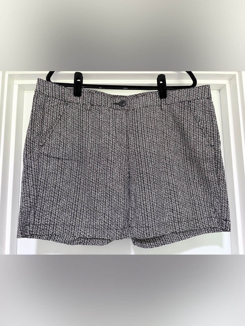 Size 14 CAbi Heidi Shorts # 5246. Black patterned shorts.